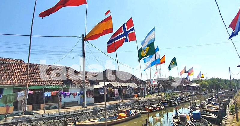 Kampung Pesisir di Pasuruan Berubah Jadi Miniatur Piala Dunia, Ratusan Bendera Peserta Berkibar