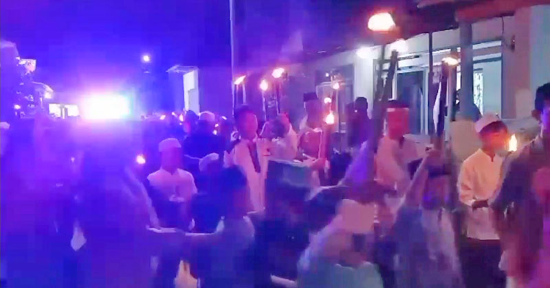 Sambut Tahun Baru Islam, Ratusan Warga Kota Pasuruan Penuhi Jalanan Kampung dengan Cahaya Obor