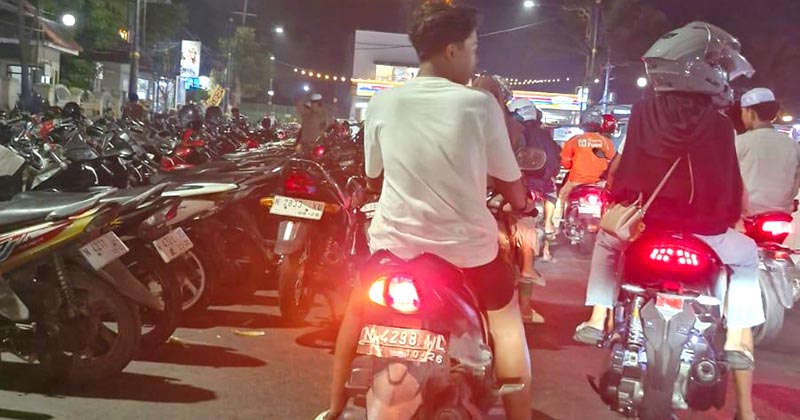 Warga Sambat Lalin Alun-Alun Semrawut di Malam Jumat Manis, Separuh Badan Jalan Jadi Lahan Parkir