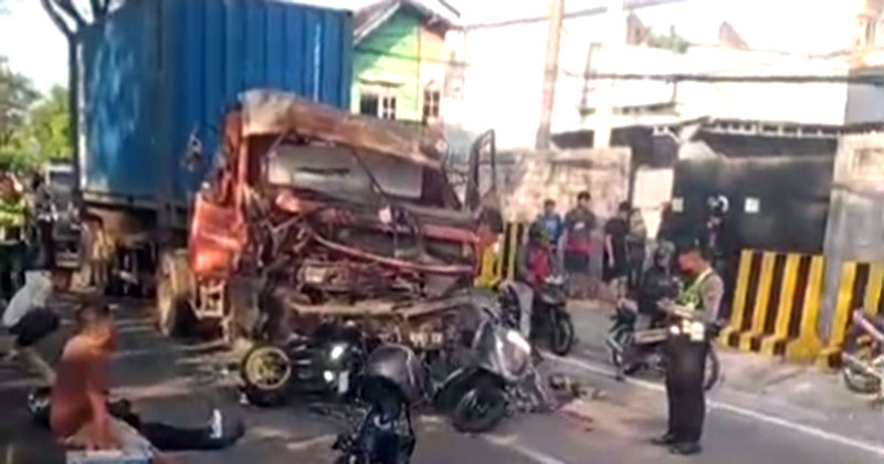 Truk Kontainer Hilang Kendali di Pandaan, Tabrak Sejumlah Motor, Tiga Orang Tewas