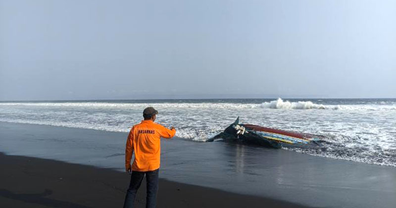 Perahu Nelayan Dihantam Ombak di Paseban, Satu Tewas dan Tiga Masih Dicari